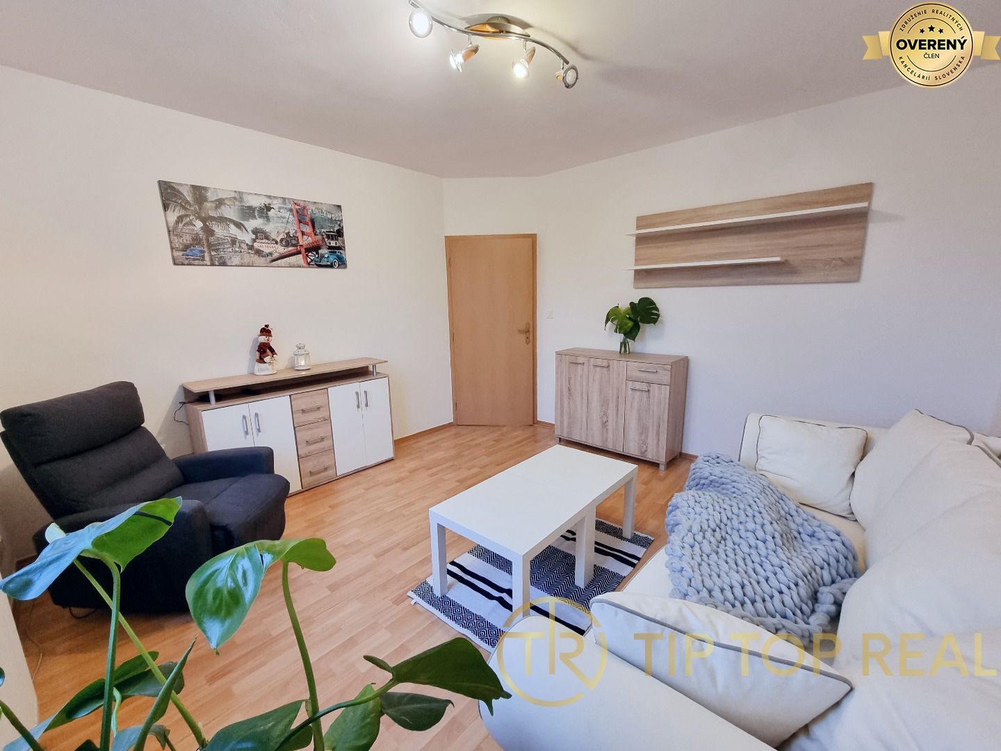 TICHÝ A PRIESTRANNÝ 2-izbový byt (60 m2) s BALKÓNOM A PARKOVANÍM