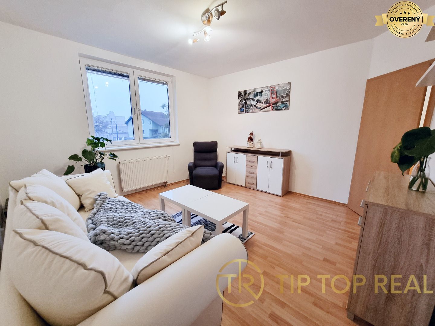 TICHÝ A PRIESTRANNÝ 2-izbový byt (60 m2) s BALKÓNOM A PARKOVANÍM